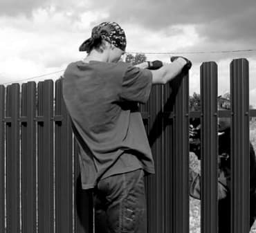 Удобный быстрый монтаж в Казахстане забора из евроштакетника